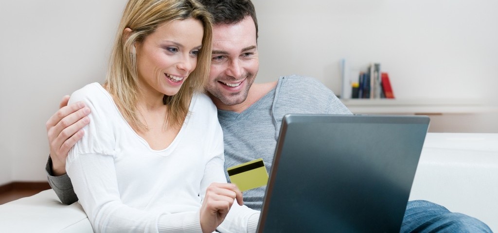couple-shopping-online