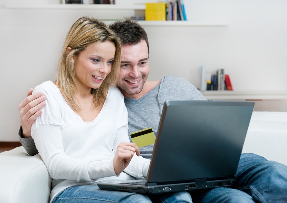 couple-shopping-online